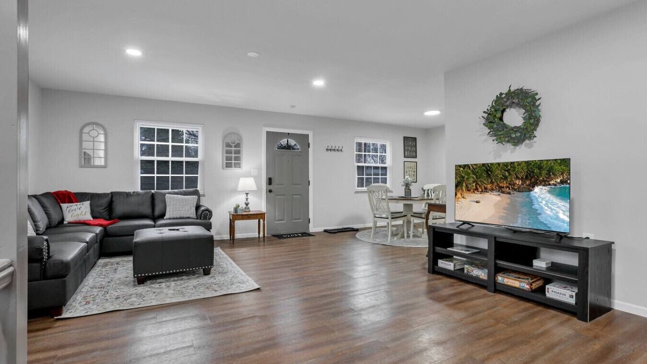 Photo of Livingroom in Summit Station
