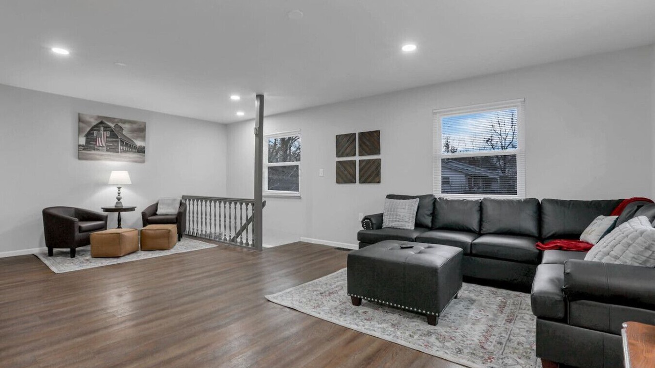 Photo of Livingroom in Summit Station