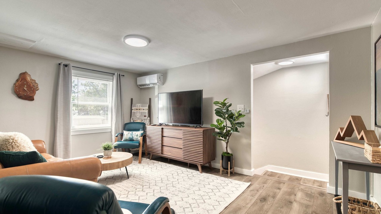 Photo of Livingroom in Depot Bench
