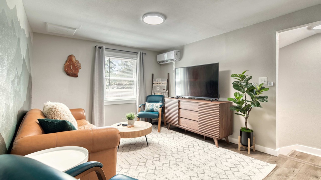 Photo of Livingroom in Depot Bench
