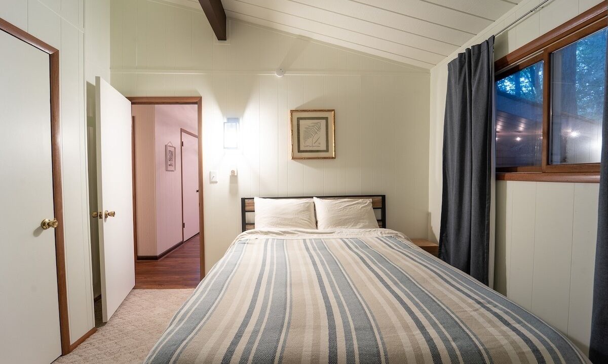 Photo of Bedroom in Acme