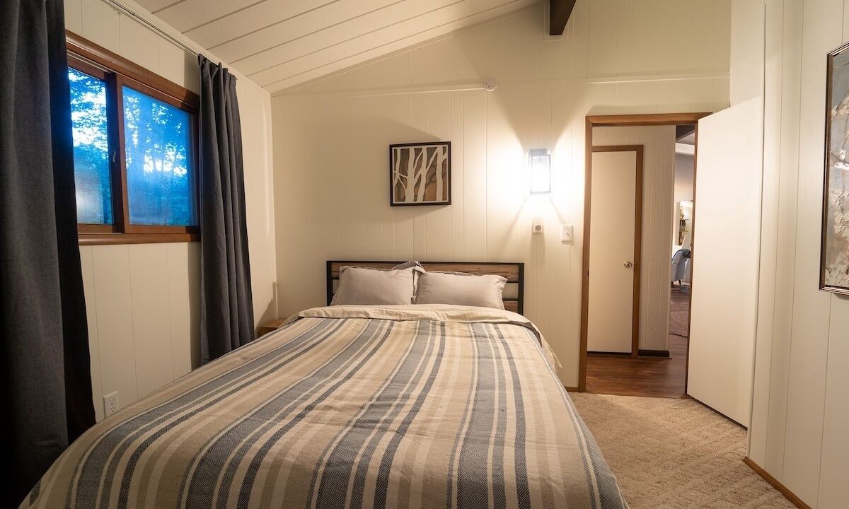 Photo of Bedroom in Acme