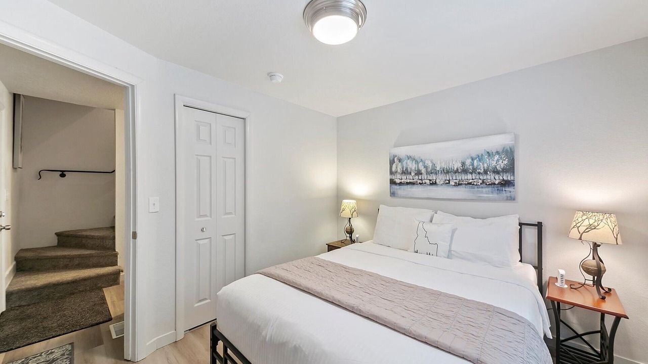 Photo of Bedroom in Depot Bench