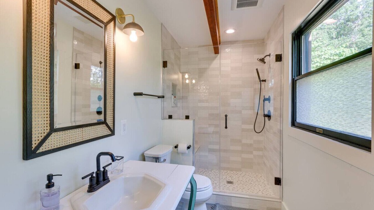Photo of Bathroom in Bluemont