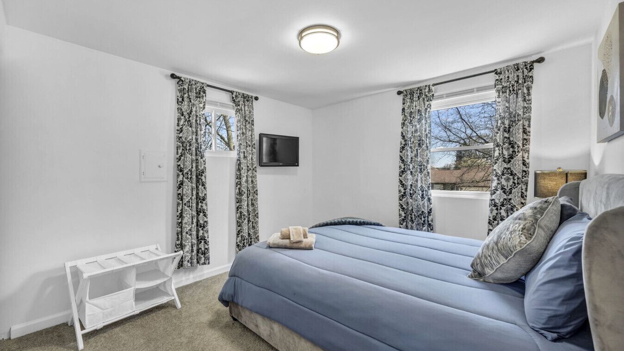 Photo of Bedroom in Cuyahoga Falls