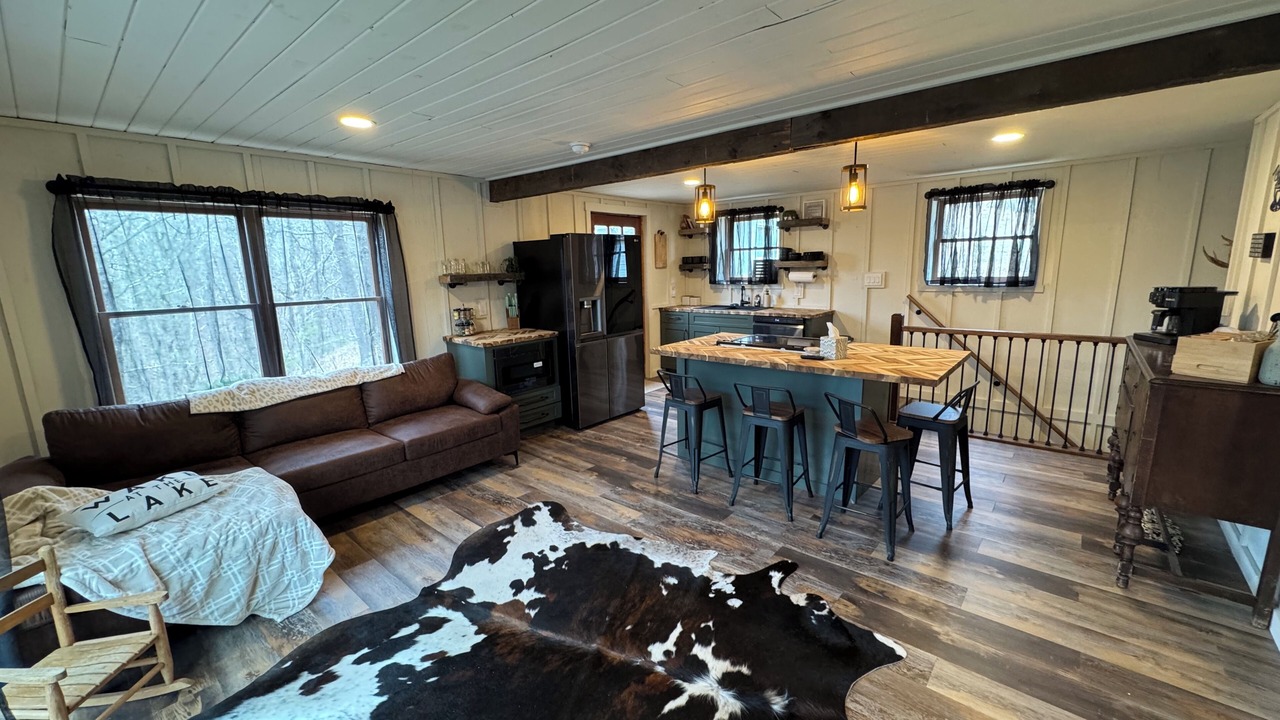 Photo of Livingroom in James Creek