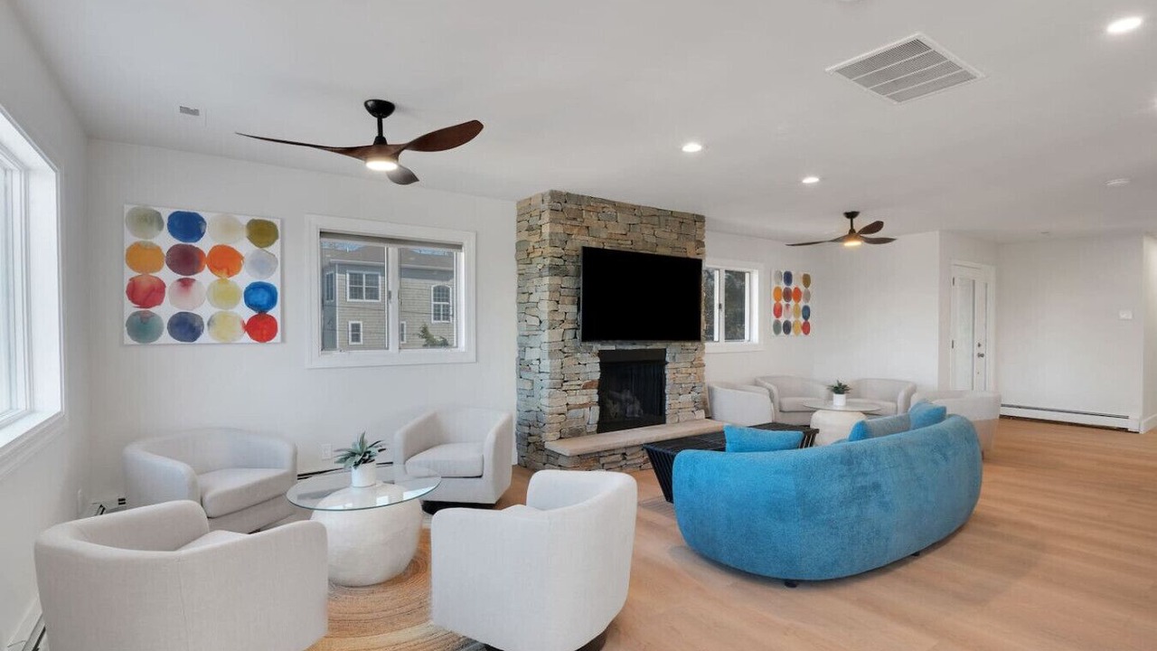 Photo of Livingroom in Town Bank