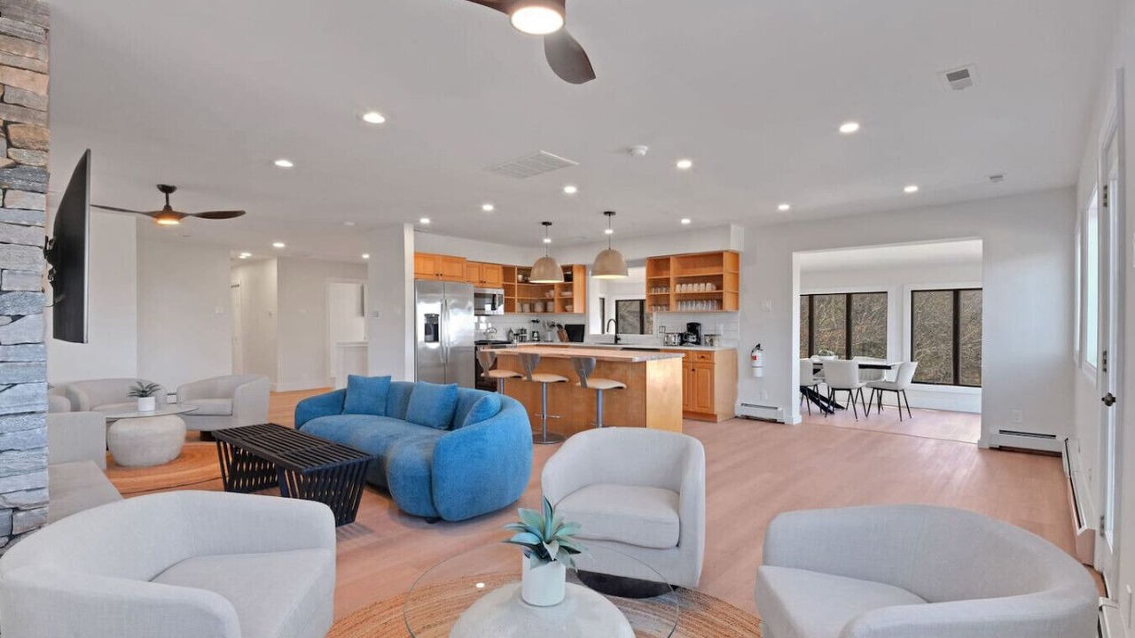 Photo of Livingroom in Town Bank