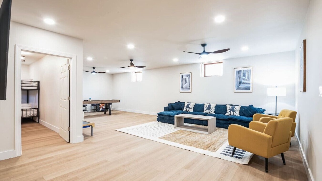Photo of Livingroom in Town Bank