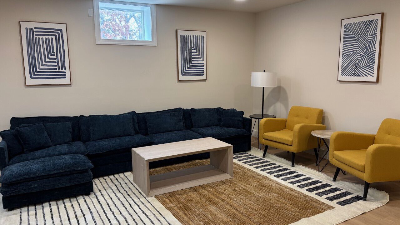 Photo of Livingroom in Town Bank