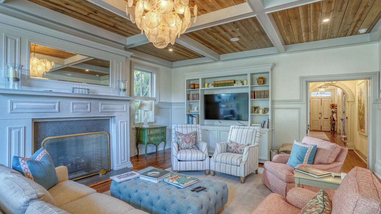 Photo of Livingroom in Historic District