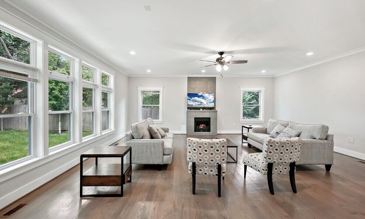 Photo of Livingroom in Baileys Crossroads