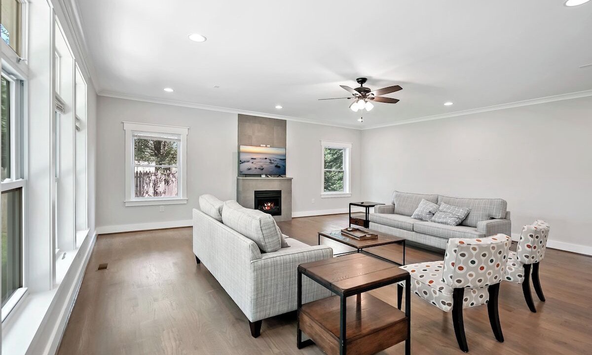 Photo of Livingroom in Baileys Crossroads