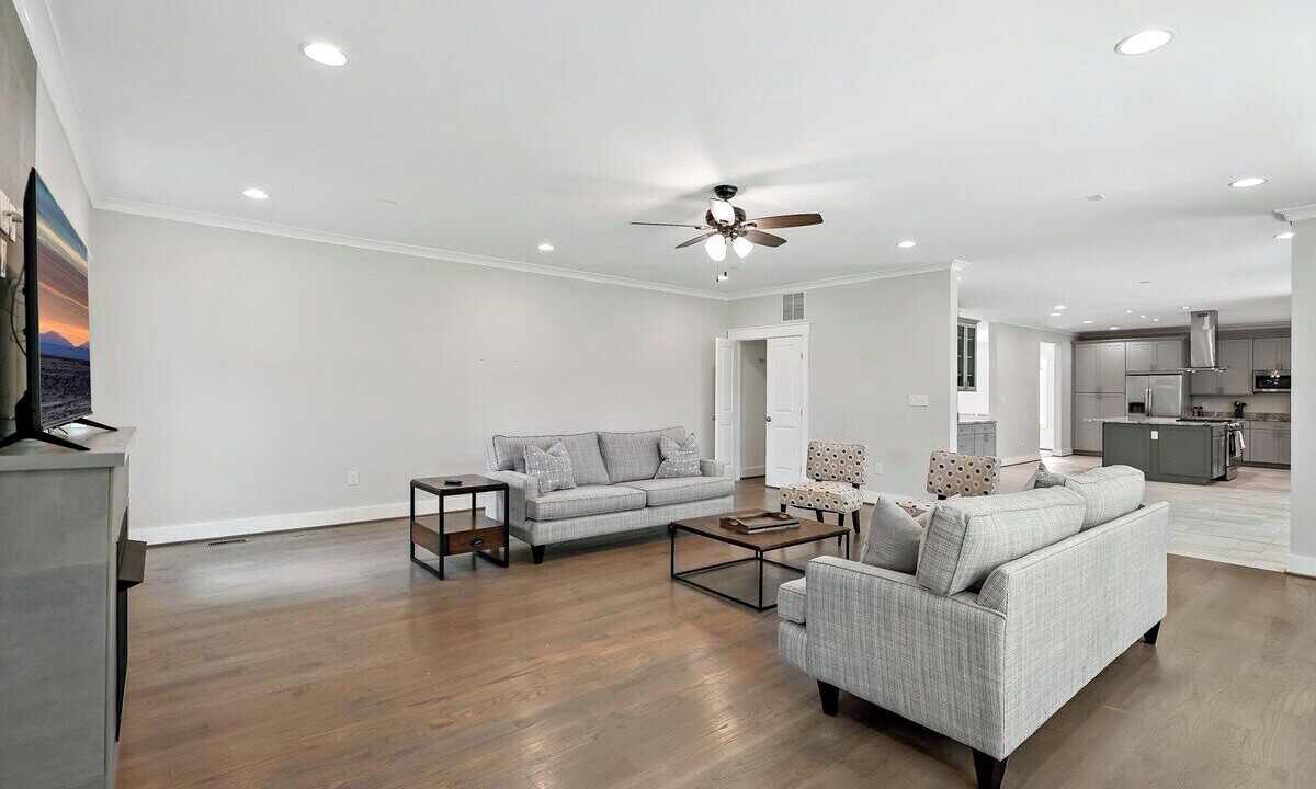 Photo of Livingroom in Baileys Crossroads