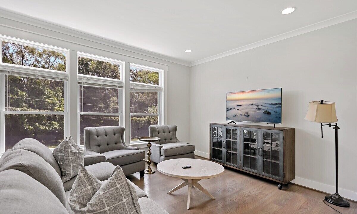 Photo of Livingroom in Baileys Crossroads