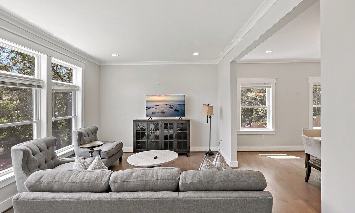 Photo of Livingroom in Baileys Crossroads