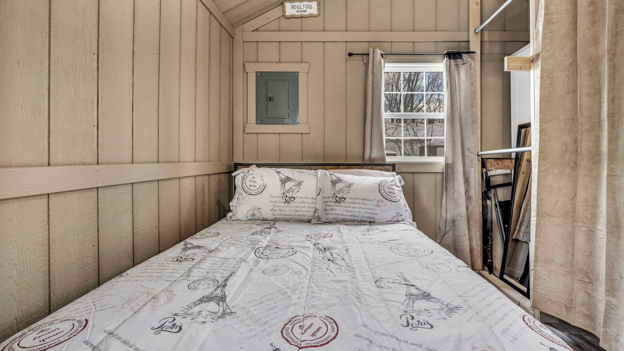 Photo of Bedroom in George Haywood's Lakefront
