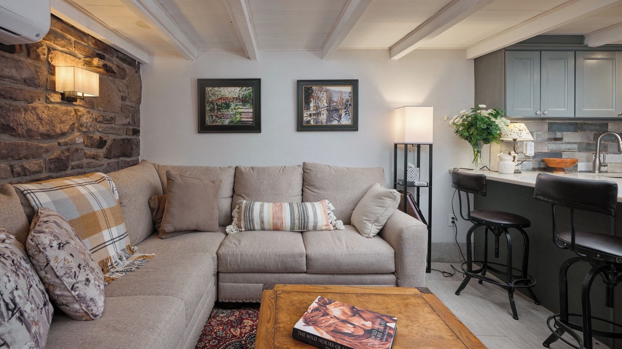 Photo of Livingroom in Danboro