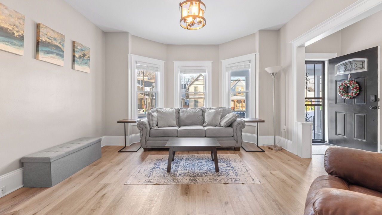 Photo of Livingroom in Detroit - Shoreway
