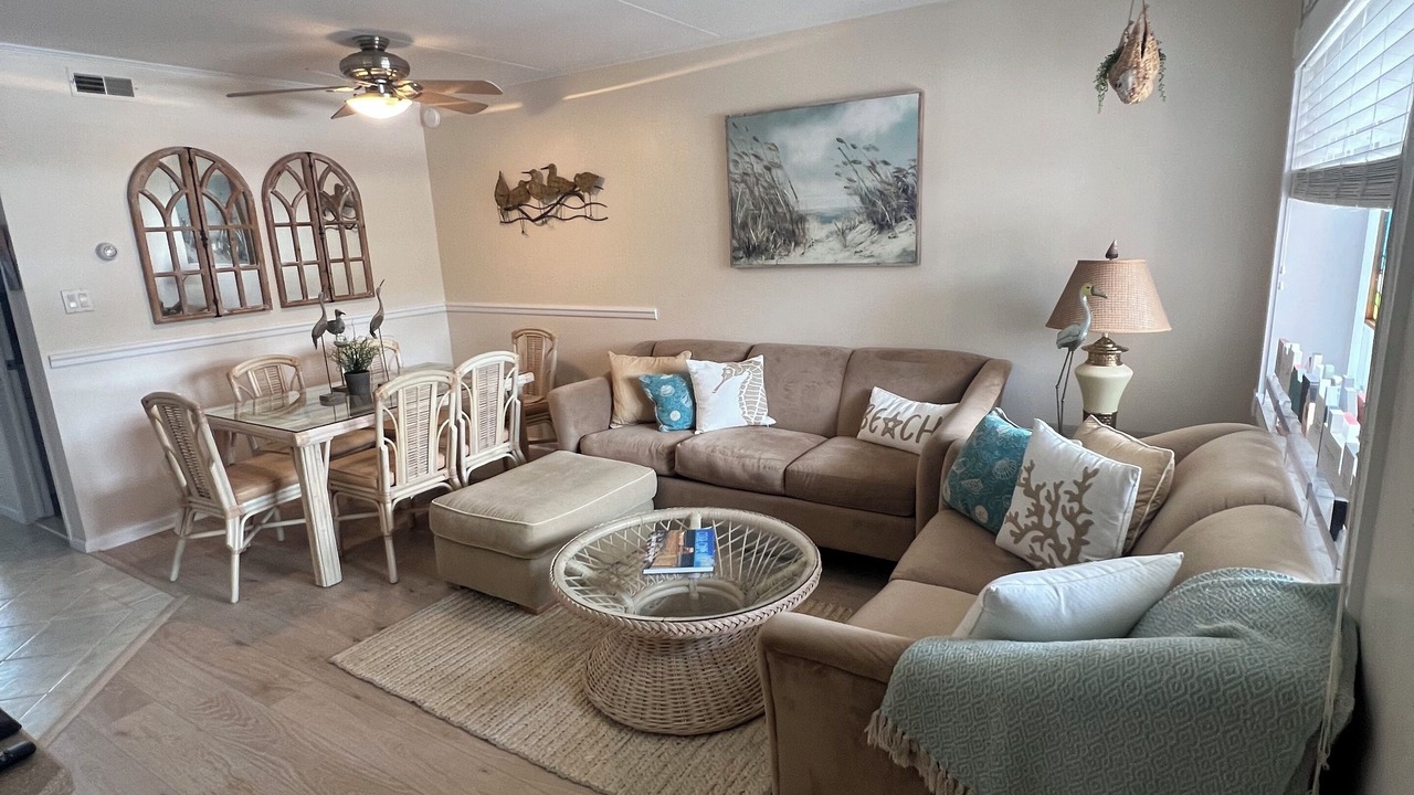 Photo of Livingroom in Admiral Estates