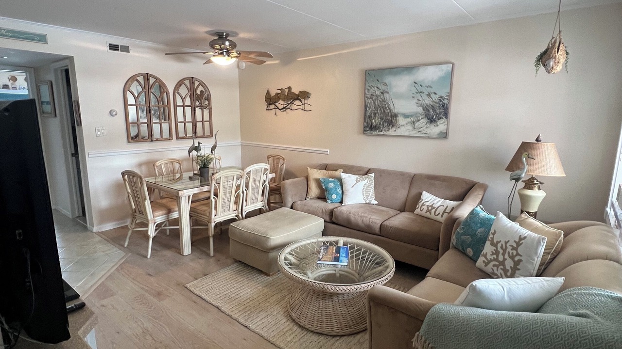 Photo of Livingroom in Admiral Estates