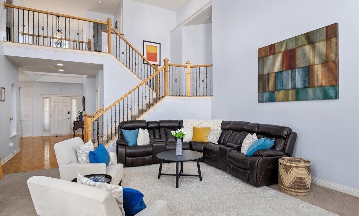Photo of Livingroom in Summit Station