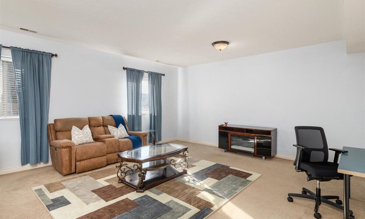 Photo of Livingroom in Summit Station