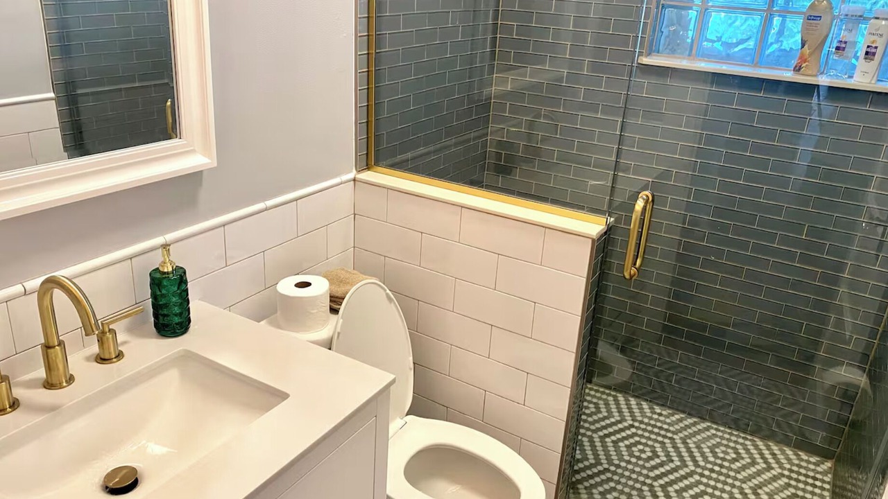 Photo of Bathroom in Lockerbie Square