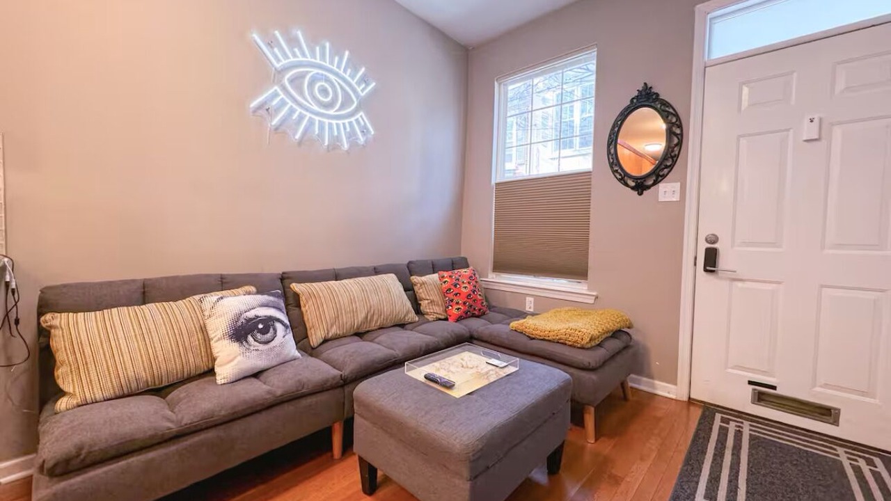 Photo of Livingroom in Graduate Hospital
