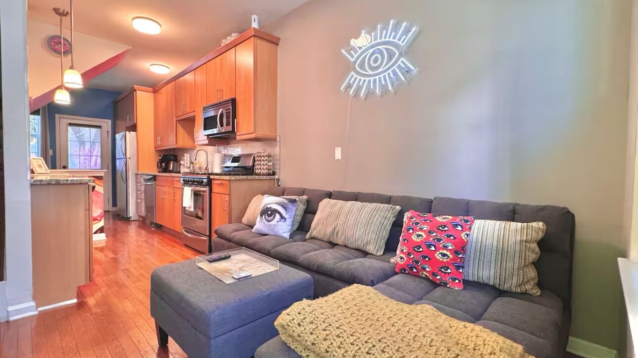 Photo of Livingroom in Graduate Hospital