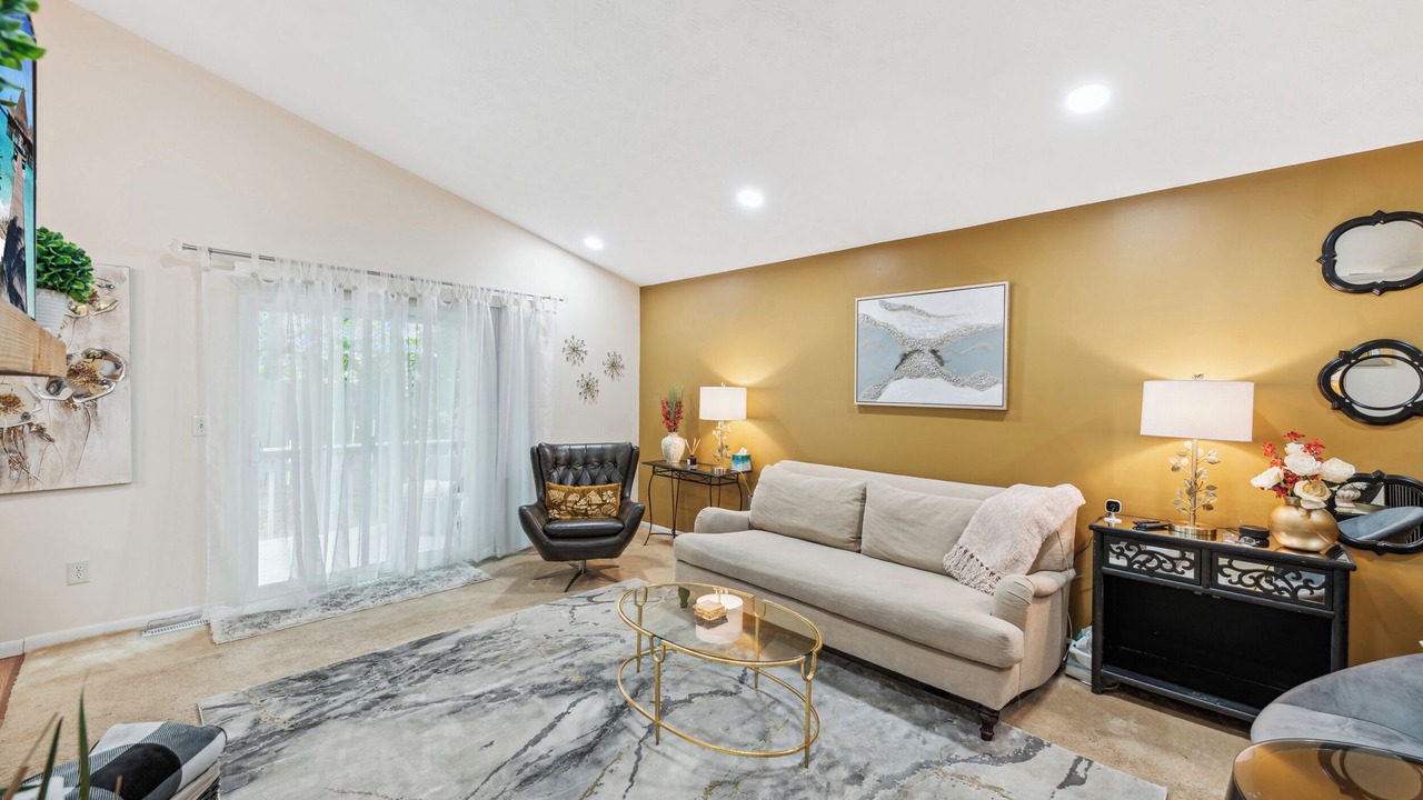 Photo of Livingroom in Roselawn Finance