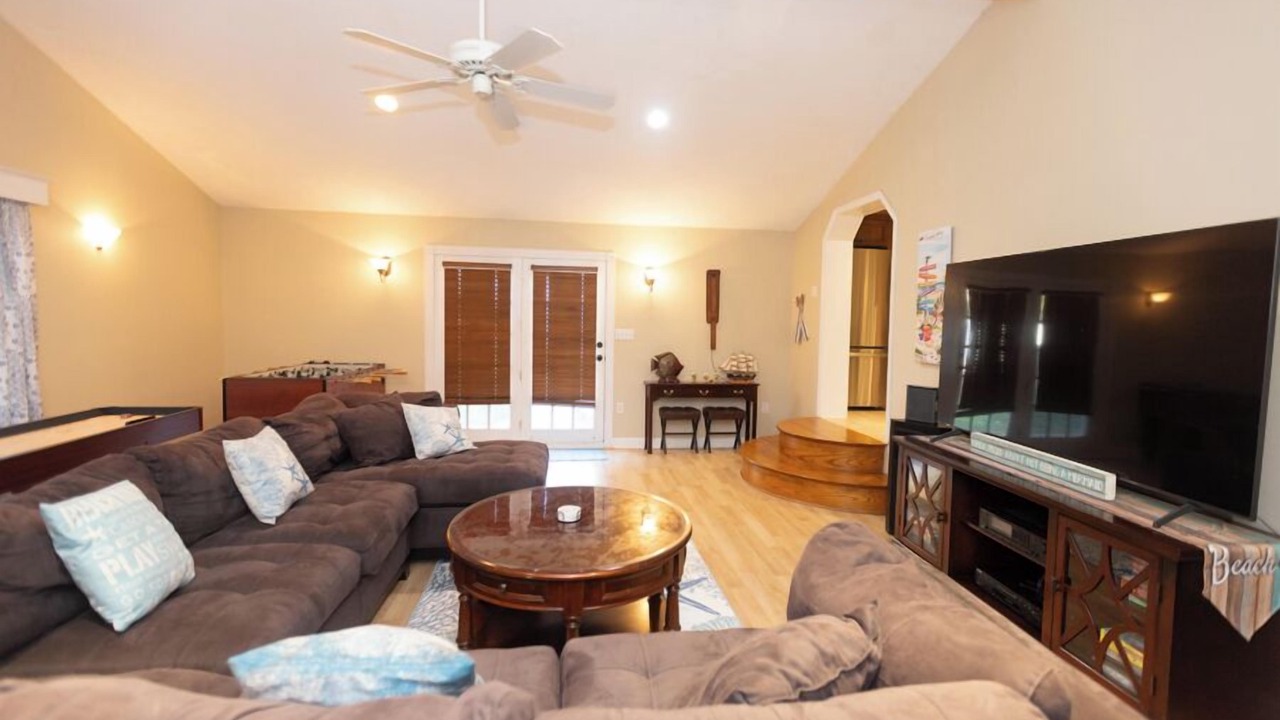 Photo of Livingroom in Town Bank