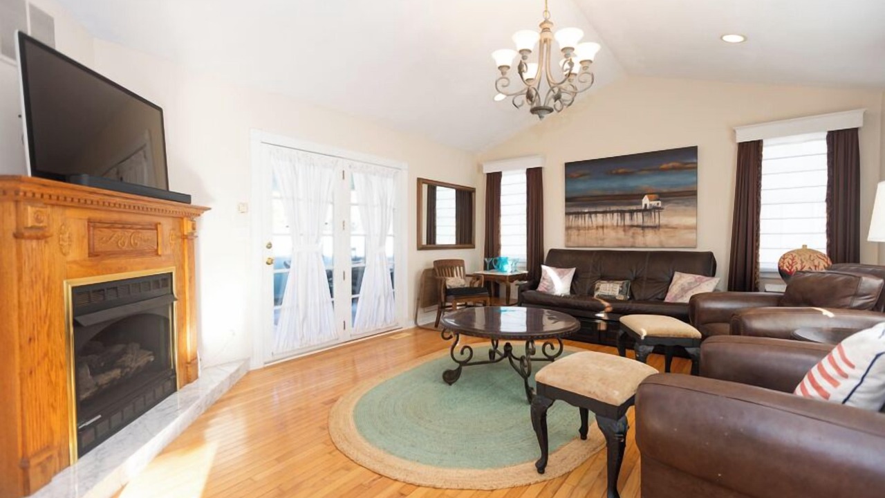 Photo of Livingroom in Town Bank