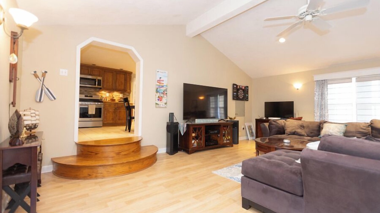 Photo of Livingroom in Town Bank