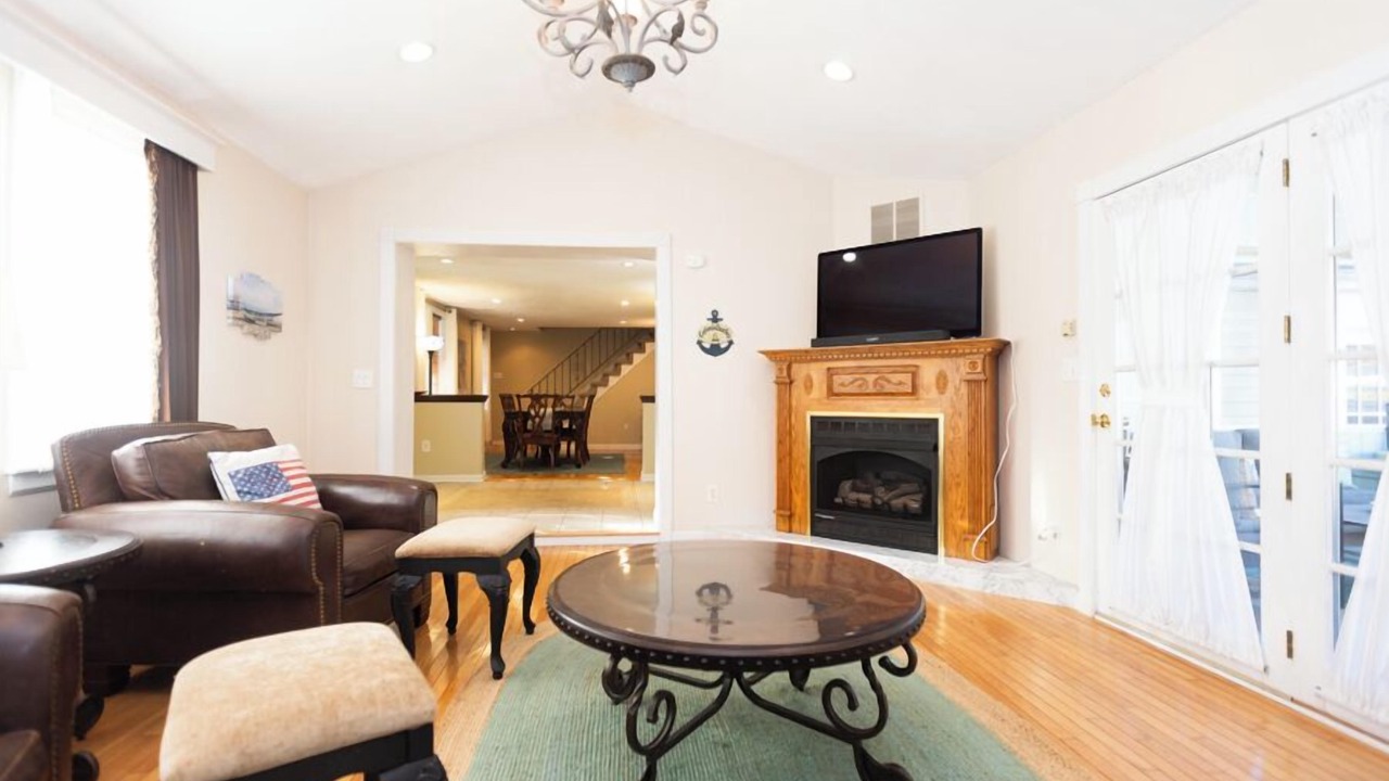 Photo of Livingroom in Town Bank