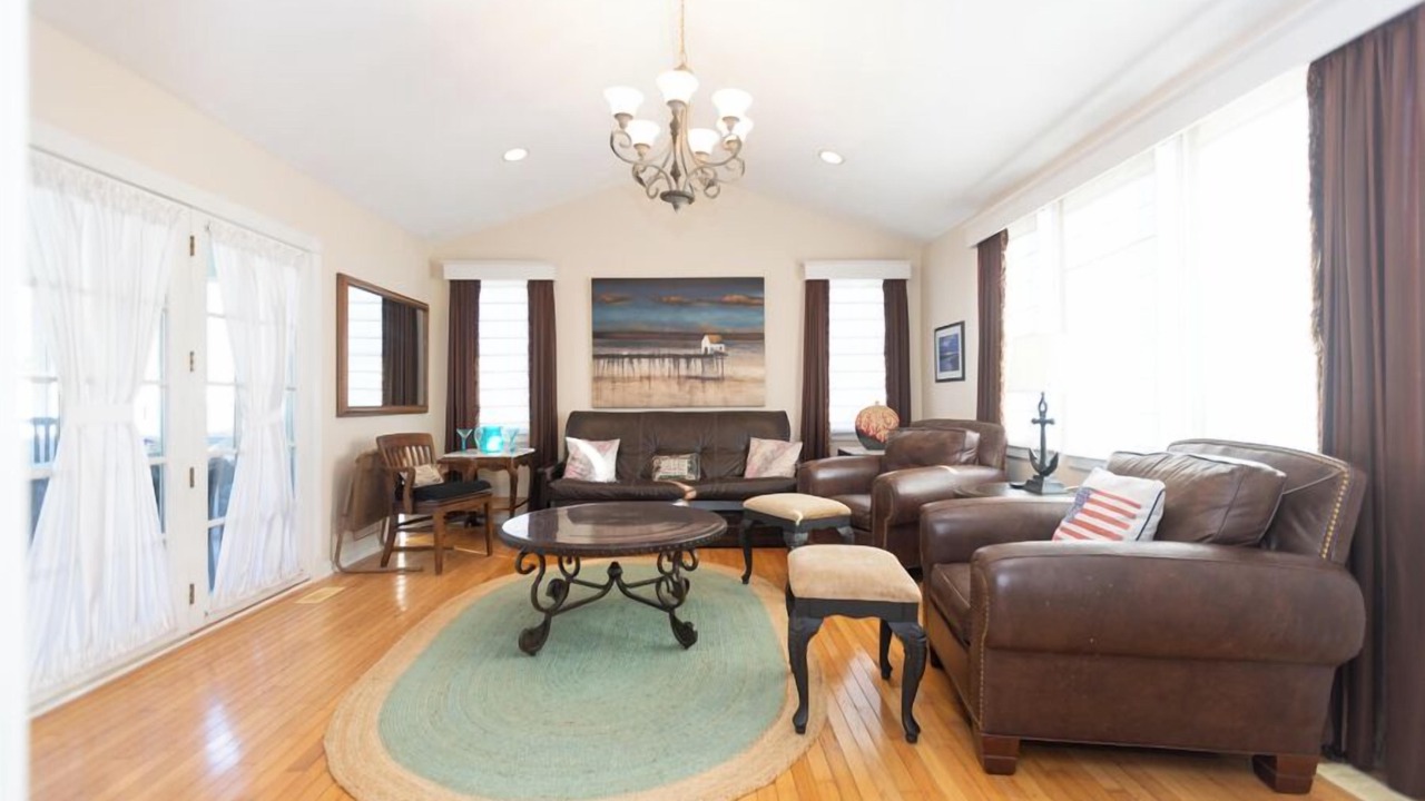 Photo of Livingroom in Town Bank