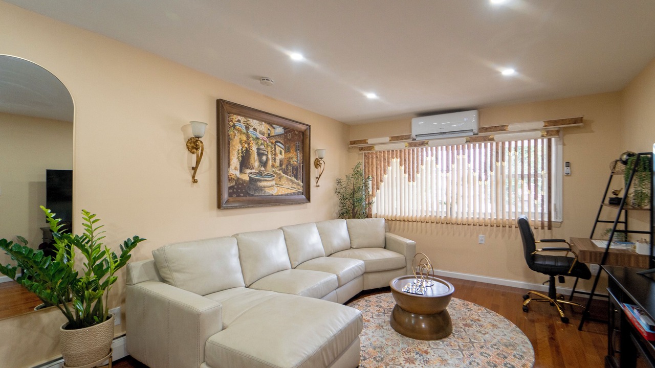 Photo of Livingroom in Canarsie