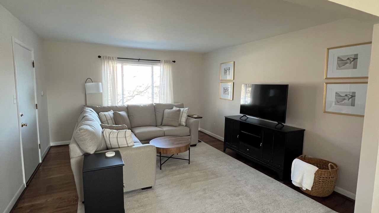 Photo of Livingroom in Roselawn Finance