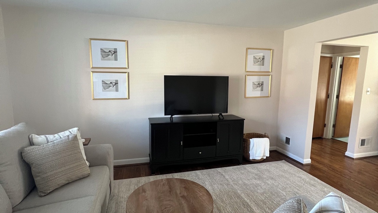 Photo of Livingroom in Roselawn Finance
