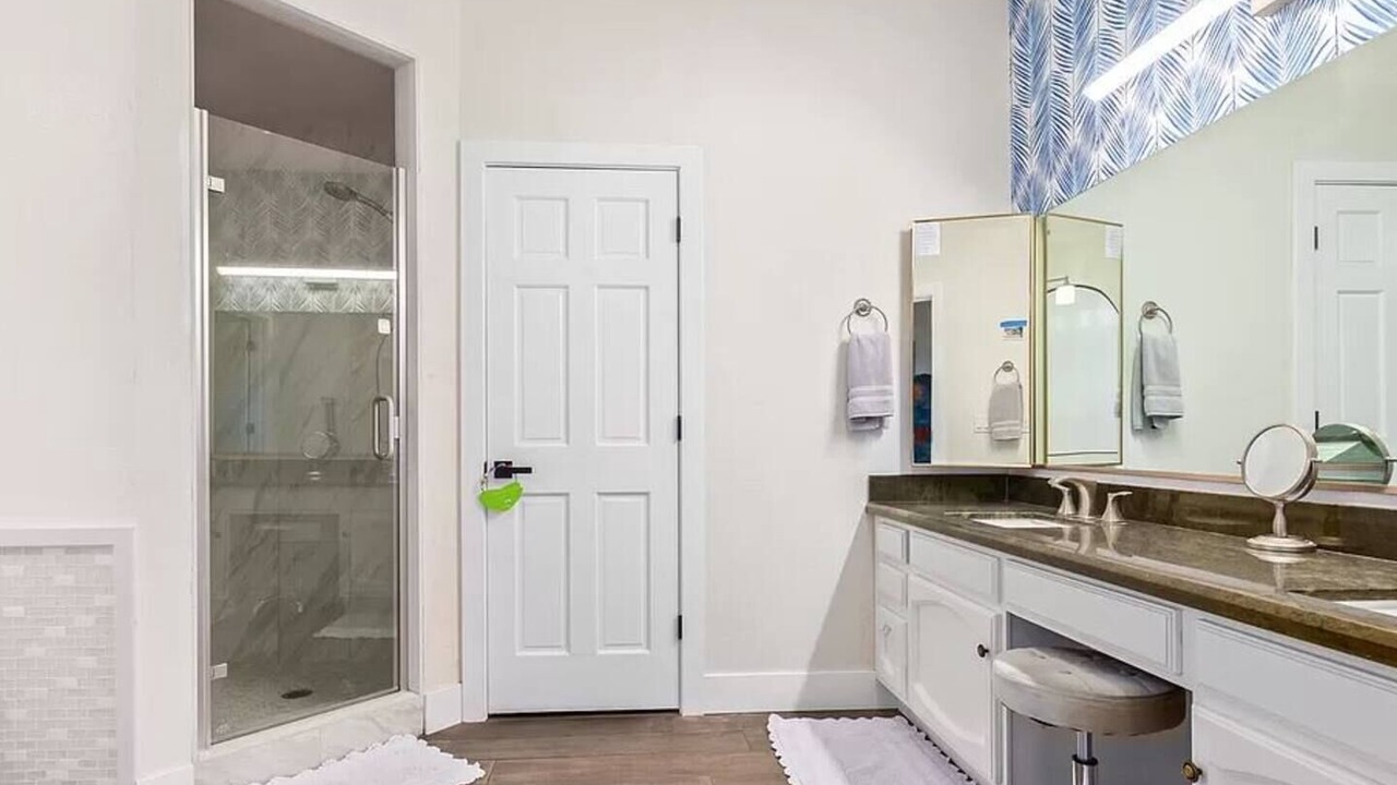 Photo of Bathroom in Estate Grove Valencia Est
