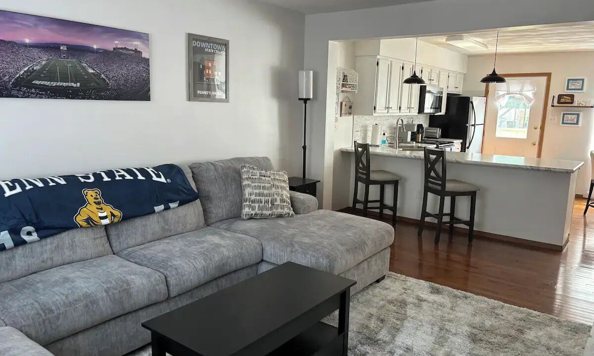 Photo of Livingroom in State College