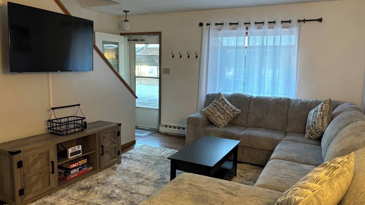 Photo of Livingroom in State College