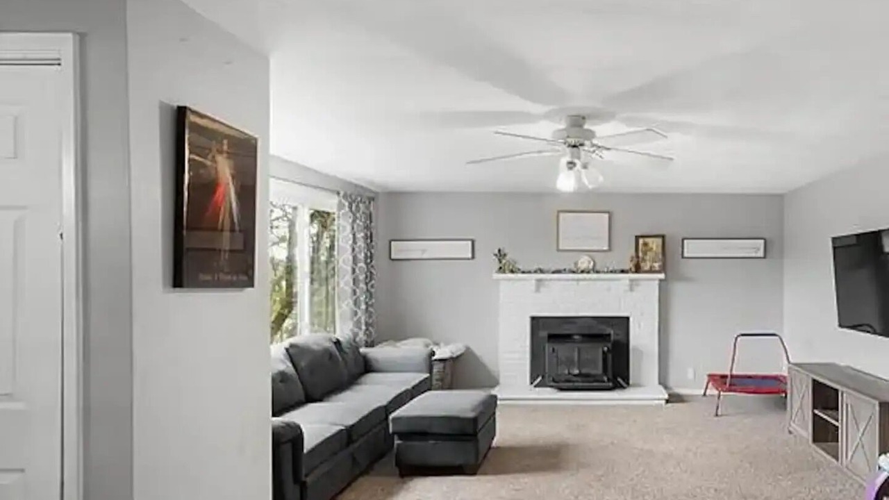 Photo of Livingroom in West Mifflin