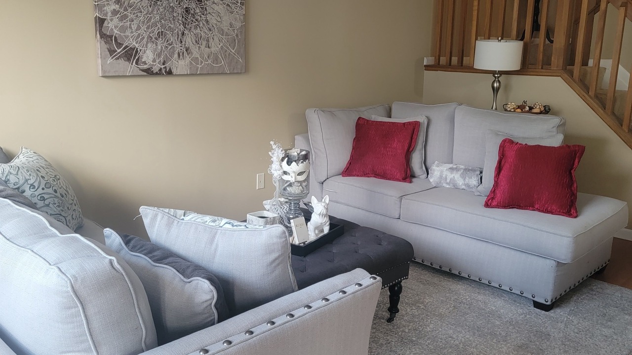Photo of Livingroom in Summit Station