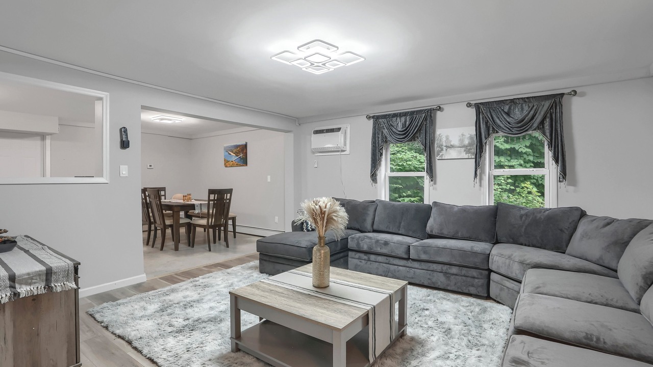 Photo of Livingroom in Middle Hope
