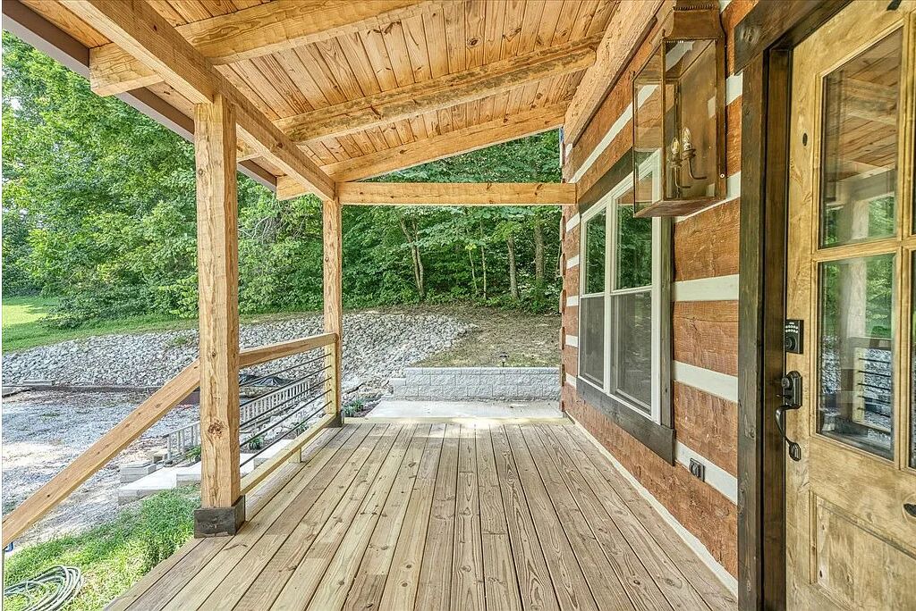 Photo of Patio Balcony in Byrdstown
