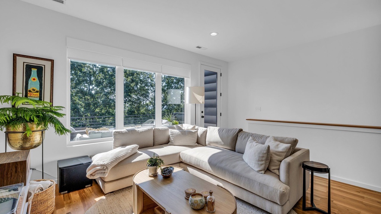 Photo of Livingroom in East Ridge