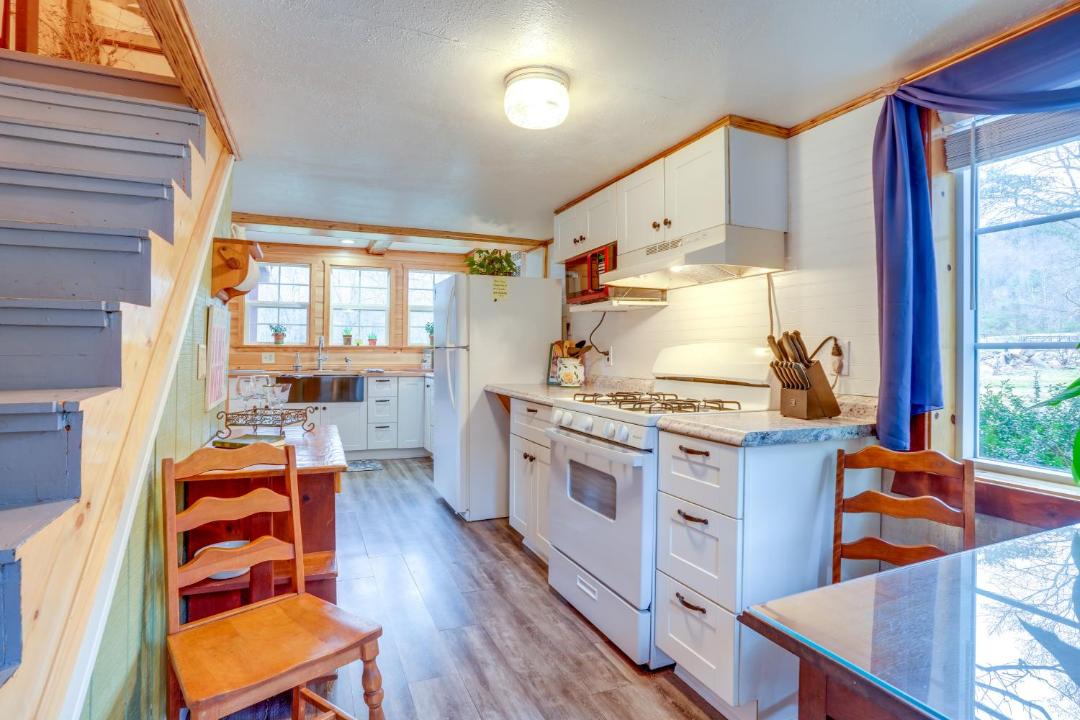 Photo of Kitchen in Hood