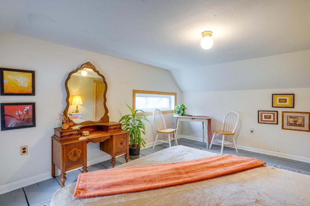 Photo of Bedroom in Hood