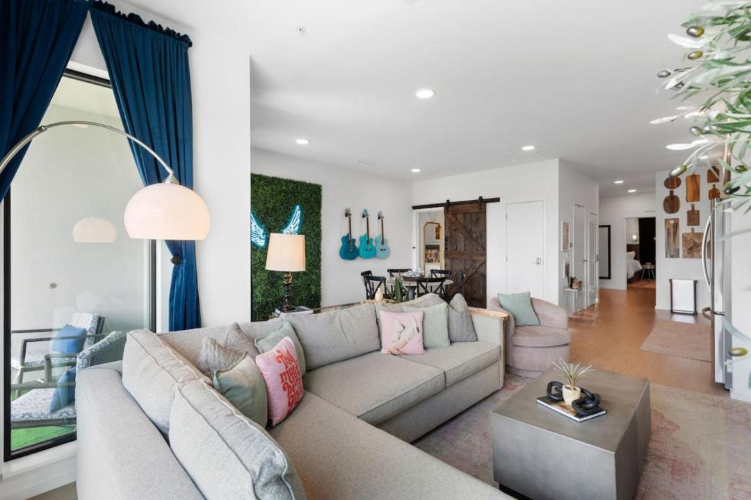 Photo of Livingroom in North Capitol